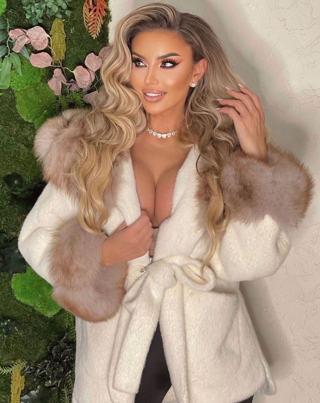 Elegant HOLLY WHITE Coat with Luxurious Fox Fur Hoodie