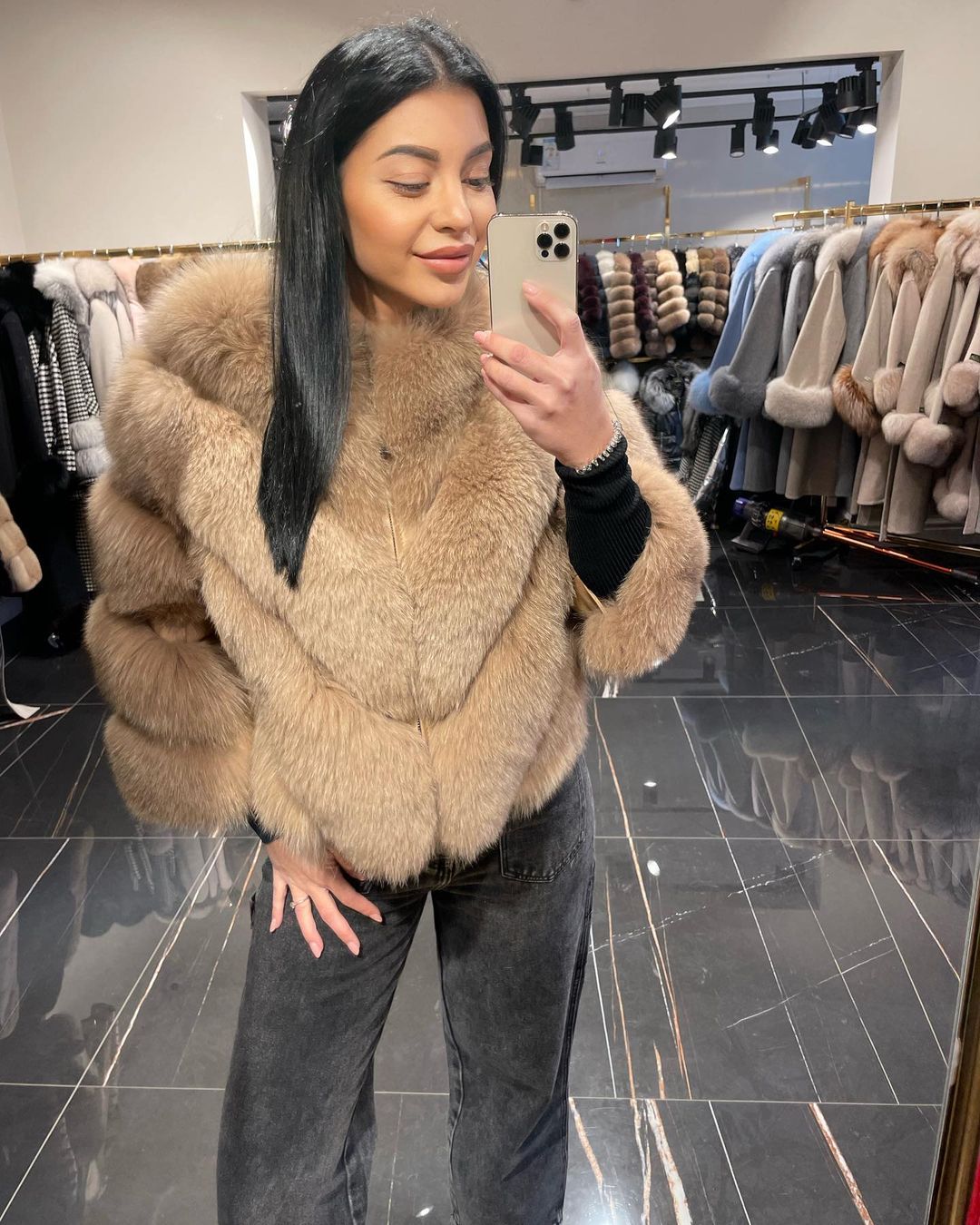 VALENTINA BEIGE Sophisticated and Luxurious Fur Coat